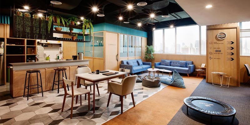 Shared office spaces offer a wide range of services and amenities.