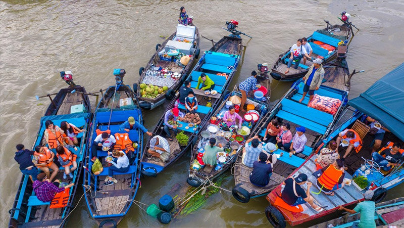 Cai Rang floating market is a typical cultural activity of the Southern region