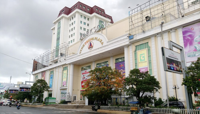 Parkson Da Nang shopping center is located in the Vinh Trung Plaza complex