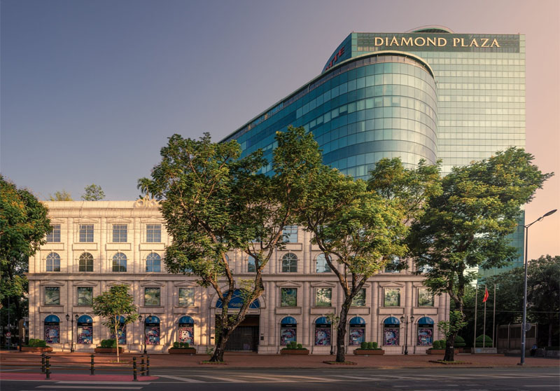 Diamond Plaza Shopping Center brings together many famous brands