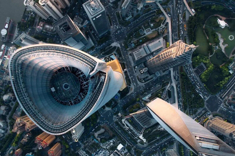Shanghai Tower always attracts many tourists because of its luxurious and unique beauty