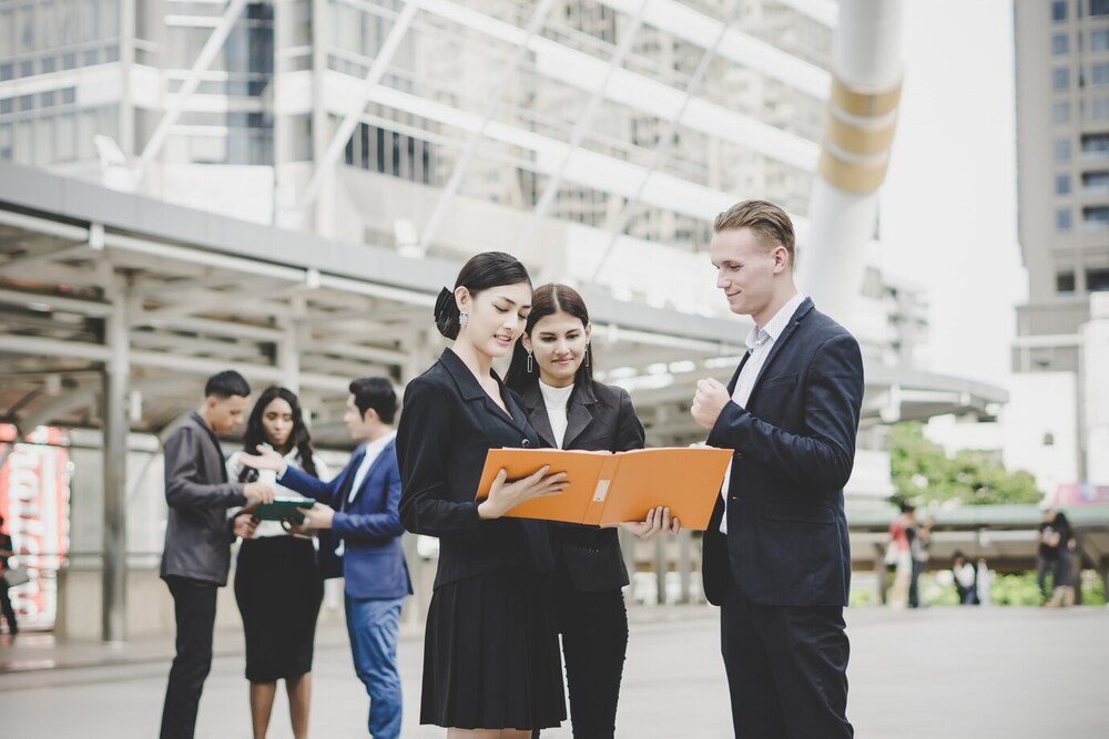 Foreign workers need many conditions to work legally in Vietnam