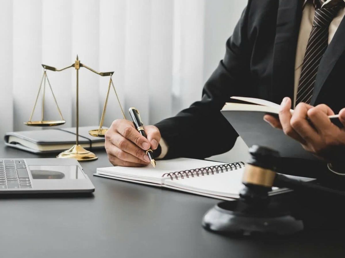 Người nước ngoài nhận giấy phép lao động tại Việt Nam