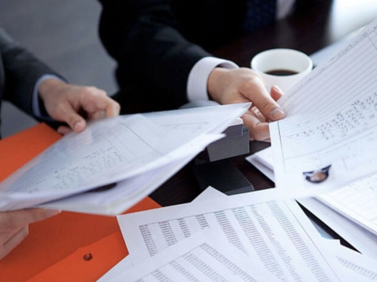 Doanh nghiệp nộp hồ sơ xin cấp giấy phép lao động tại Việt Nam