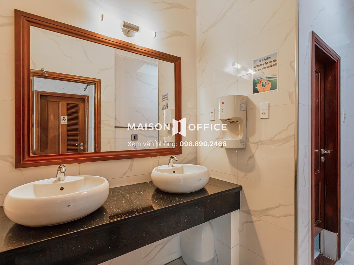 nha-ve-sinh-nam-song-tien-tower