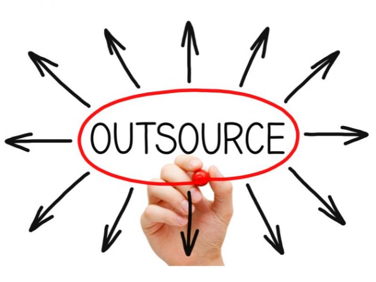Outsource là gì? Nên lựa chọn công ty Outsource hay Product?