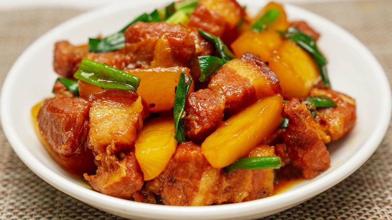 Thịt heo kho củ cải là món ăn quen thuộc vào tết của miền Trung