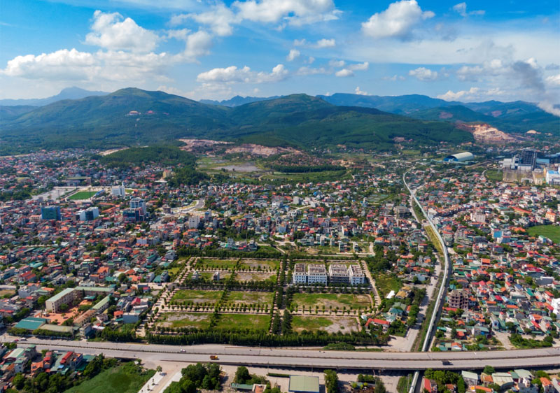 Thành phố Uông Bí nằm ở phía Tây tỉnh Quảng Ninh