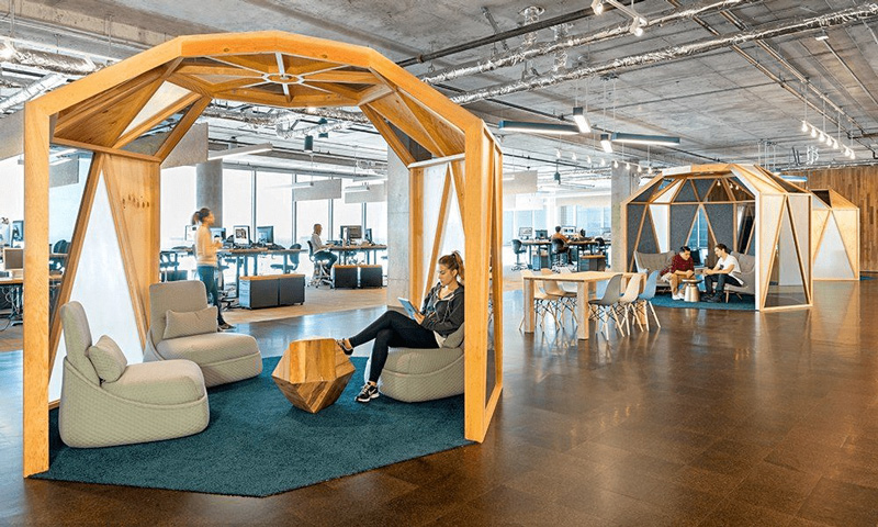 Mẫu thiết kế văn phòng phá cách vô cùng sáng tạo với những khung gỗ ấn tượng 
