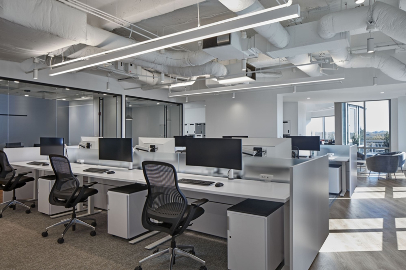 Thiết kế văn phòng không gian mở hiện đại với hệ thống ánh sáng tự nhiên