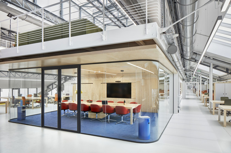Thiết kế văn phòng làm việc hiện đại không gian mở tựa như công xưởng công nghiệp