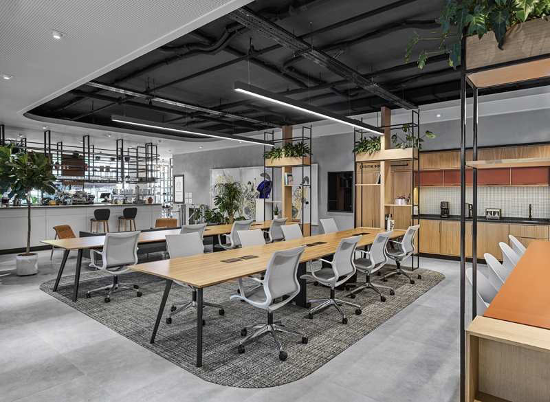 Thiết kế không gian văn phòng làm việc ấn tượng với đèn thả độc đáo, hiện đại