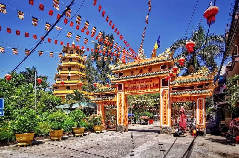 Chùa Giác Lâm là điểm du lịch tâm linh thu hút đông đảo du khách