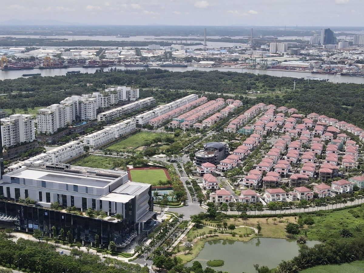 Cột mốc hoặc tường ngăn thể hiện mốc giới giữa các thửa đất đai