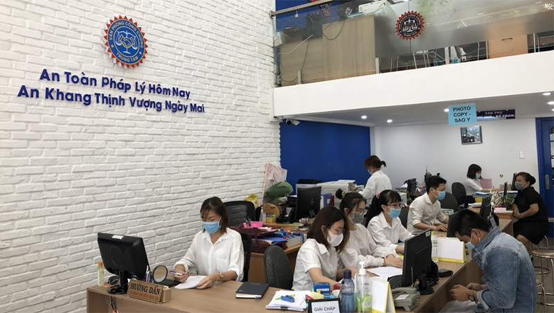 Nộp hồ sơ tại bộ phận tiếp nhận của các văn phòng công chứng