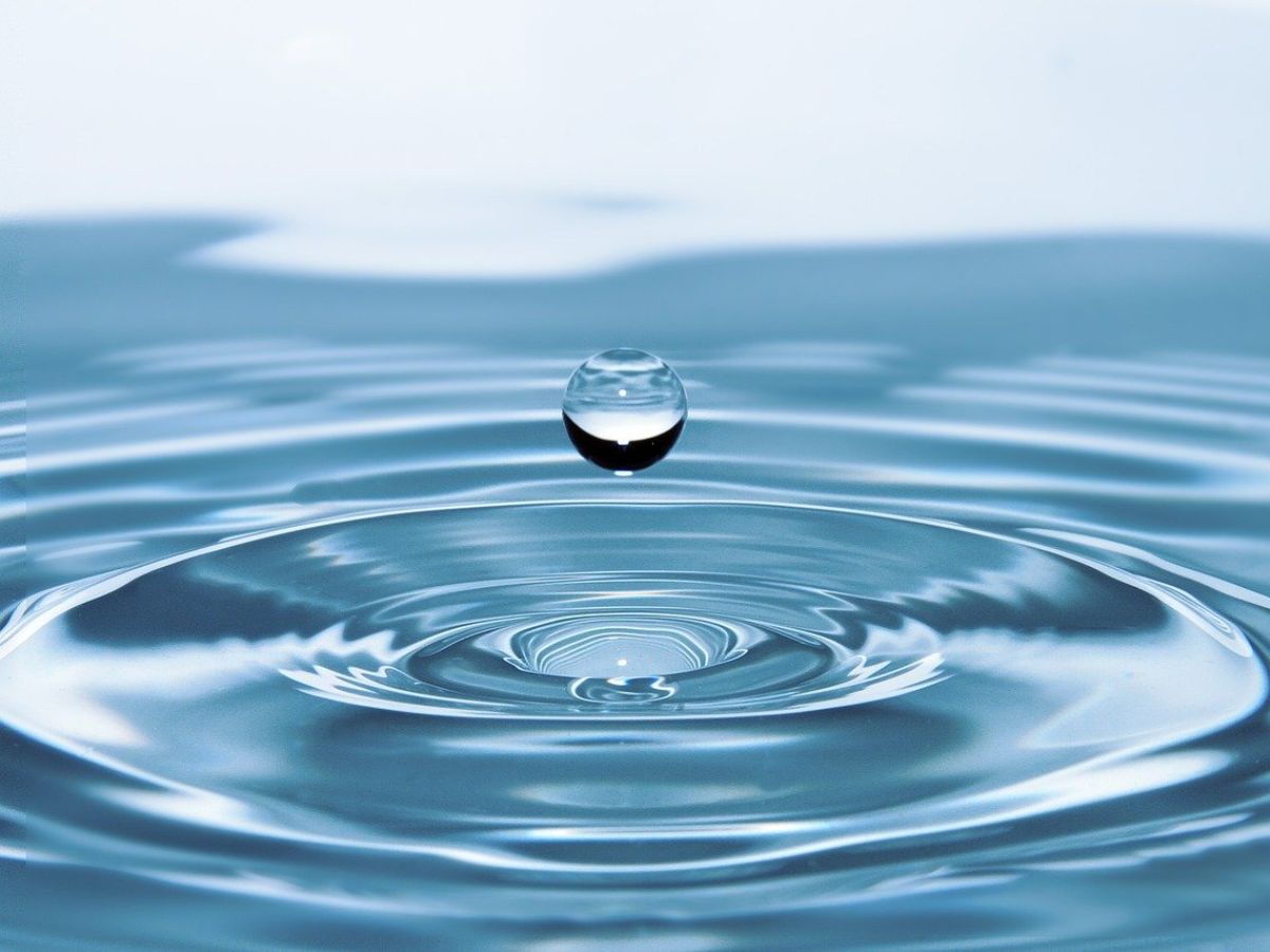 Mệnh Thủy hợp màu gì? Xanh dương, đen, trắng và ánh kim giúp cân bằng năng lượng