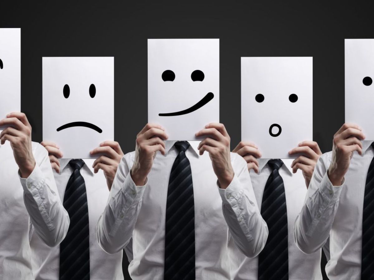 Tư duy linh hoạt và giao tiếp khéo léo là đặc điểm nổi bật của mệnh Thủy