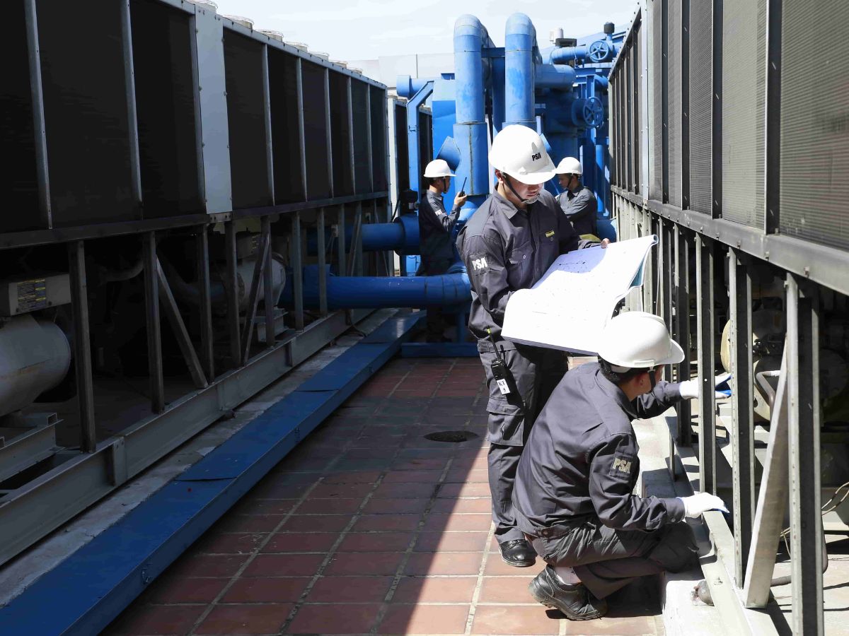 Nhân viên kiểm tra định kỳ hệ thống điện, nước và thiết bị tòa nhà để duy trì vận hành