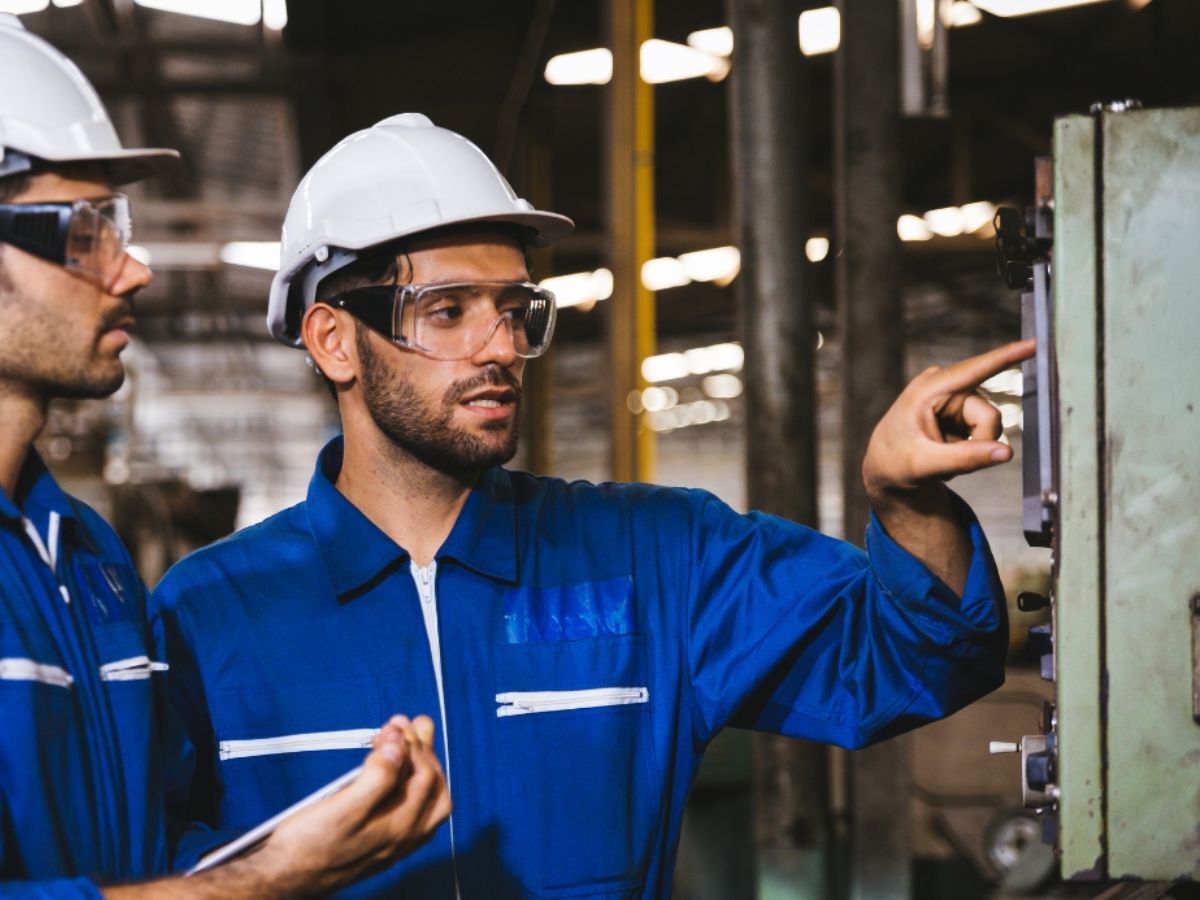 Nhân viên chuẩn bị vật tư và thiết bị kỹ thuật cho công tác bảo trì