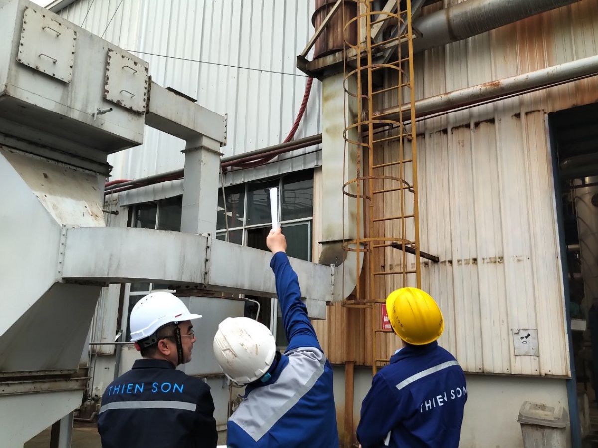 Kỹ thuật viên thực hiện sửa chữa các thiết bị hoặc hệ thống gặp sự cố