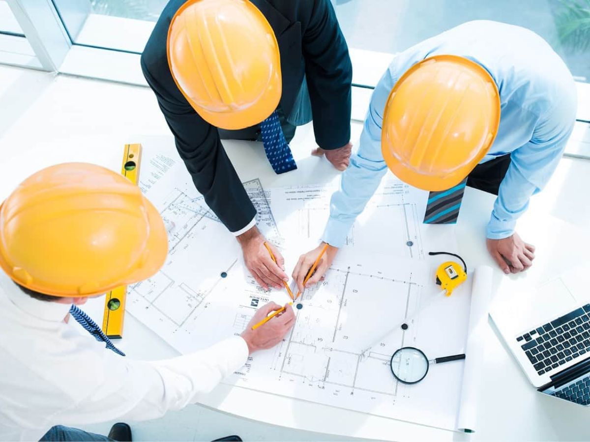 Chủ đầu tư làm việc với kiến trúc sư và kỹ sư để phê duyệt phương án thiết kế xây dựng