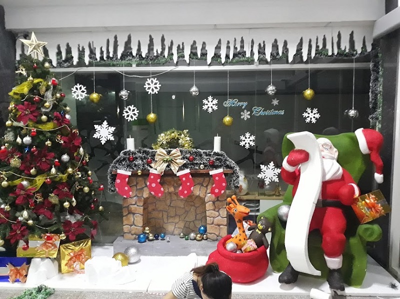 trang trí văn phòng bằng ông già noel