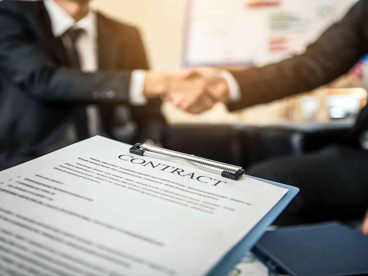 Chuyển nhượng cổ phần có thể thực hiện bằng hợp đồng