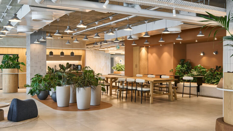 Văn phòng trọn gói vs Coworking space: Nên thuê mô hình nào?
