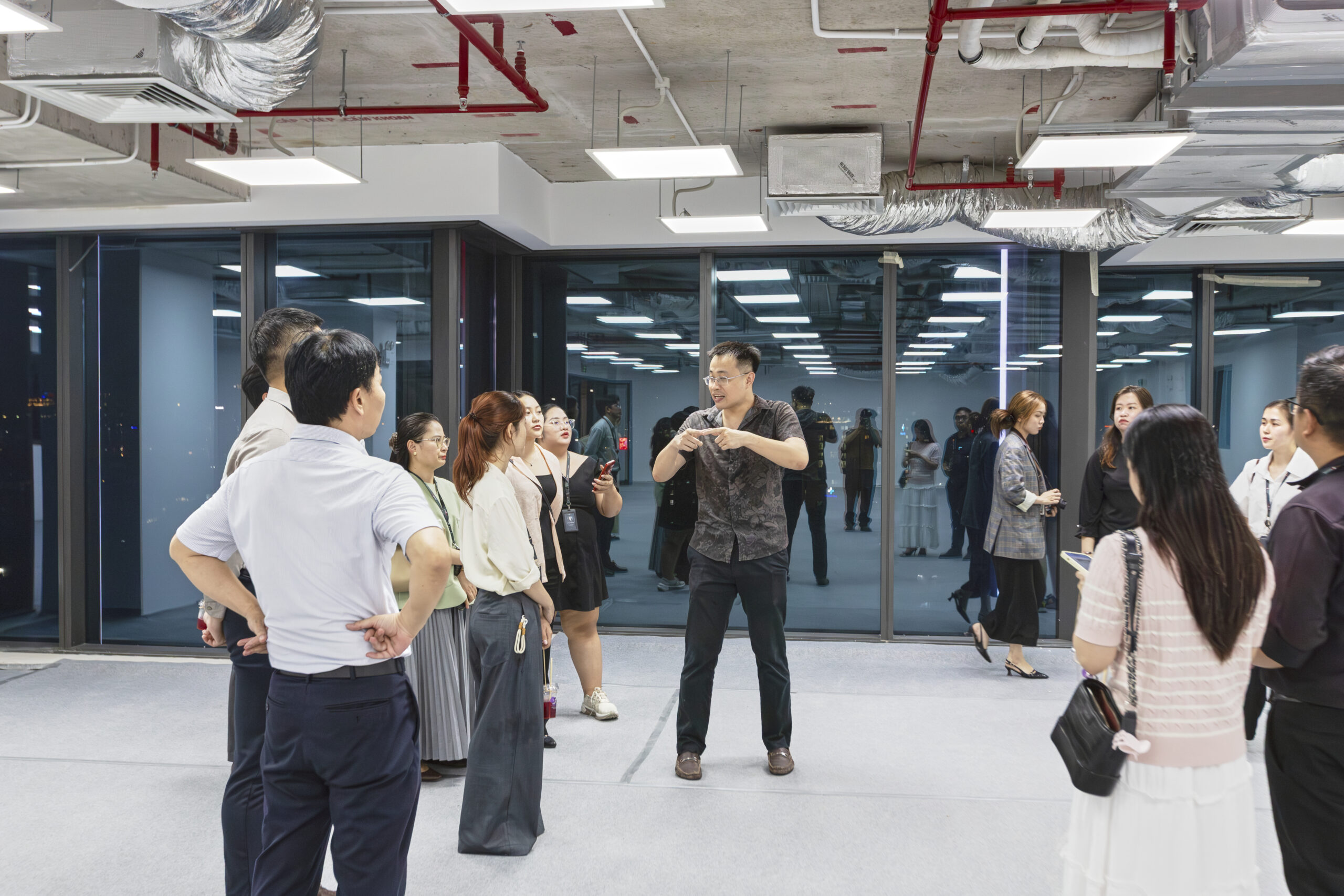 Buổi khảo sát thực tế giúp Maison Office hiểu rõ hơn về sản phẩm của L'MAK 