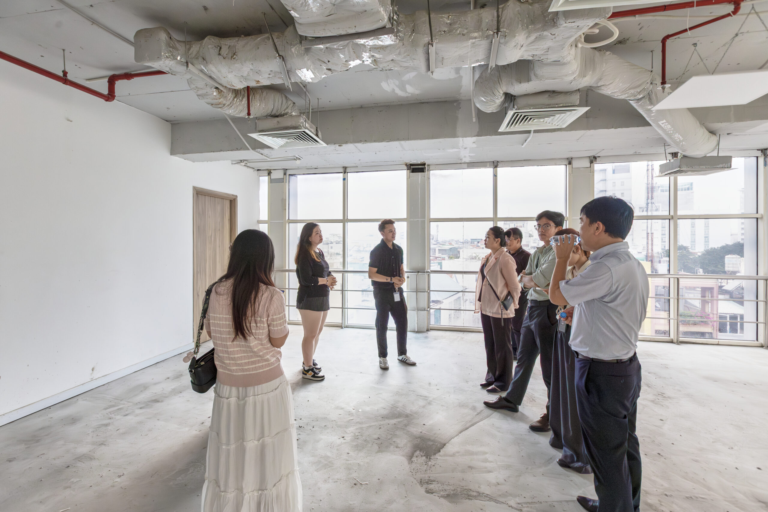 Đội ngũ Maison Office được đại diện tòa nhà giới thiệu về sàn điển hình tại tòa nhà L’MAK The Venture