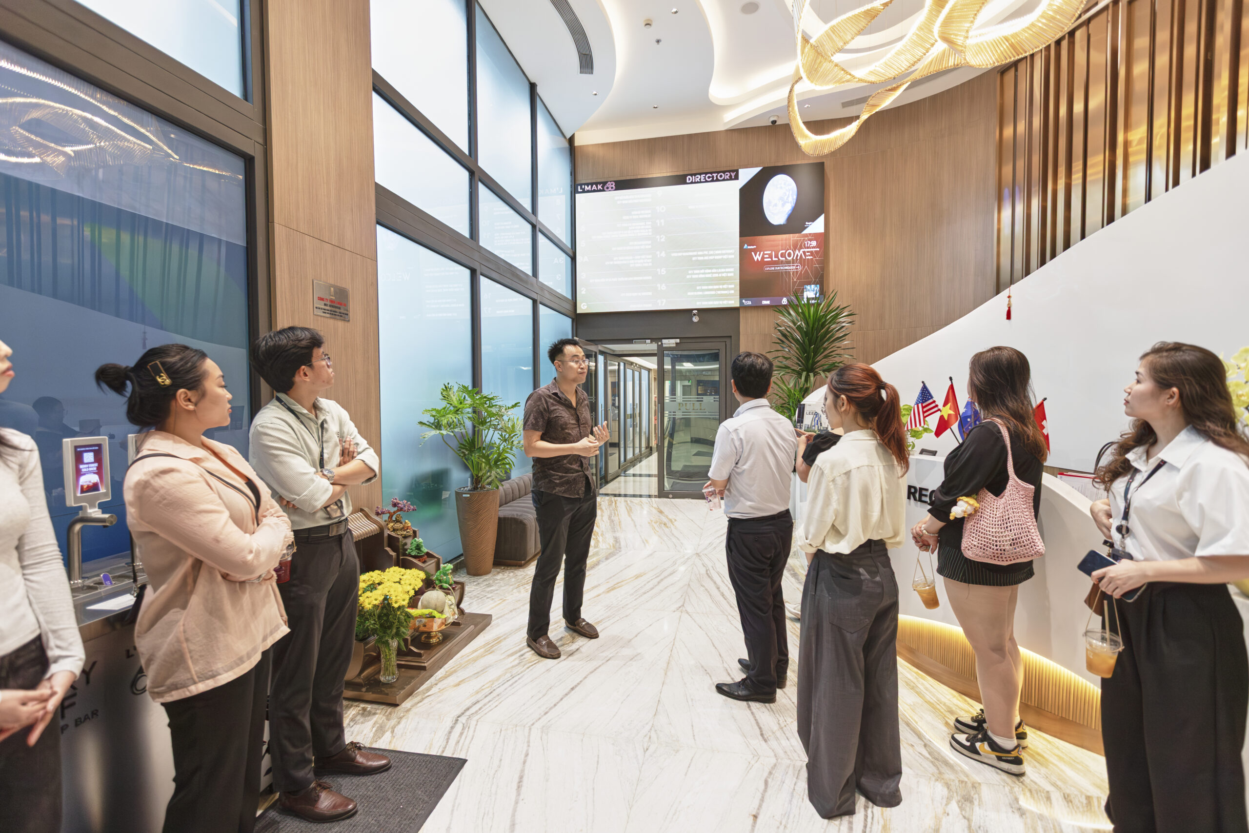 Đội ngũ Maison Office trong chuyến khảo sát thực tế chuỗi tòa nhà L’MAK