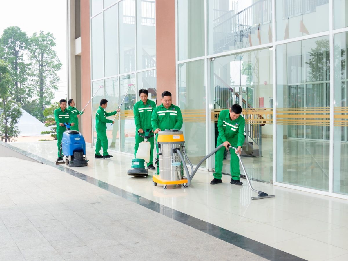 Kỹ thuật viên Bầu Trời dọn dẹp vệ sinh nhà ở mới xây bằng máy móc 