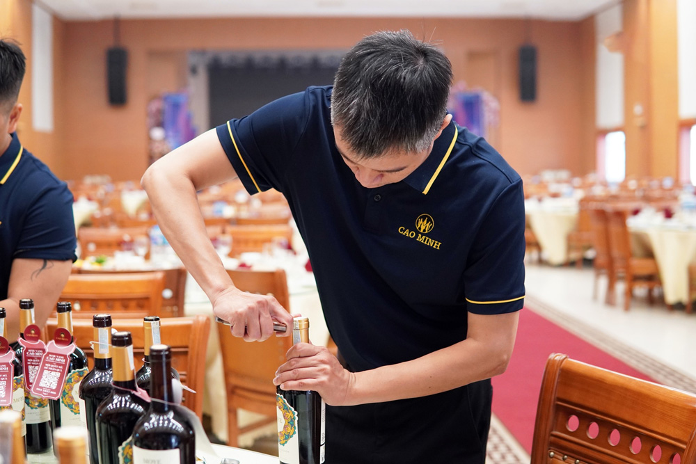 Cao Minh sở hữu hơn 1.000 nhãn vang được nhập khẩu và chứng nhận CO–CQ