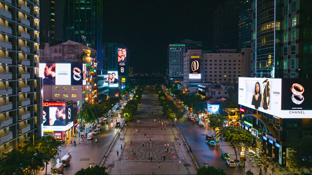 Bảng hiệu tầng trệt tại Quận 1 chịu quy định nghiêm ngặt về vị trí và kích thước