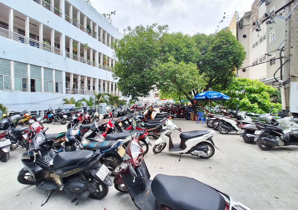 Do quỹ đất hạn chế nên các tòa nhà văn phòng cũ Quận 1 hạn chế về chỗ đậu xe