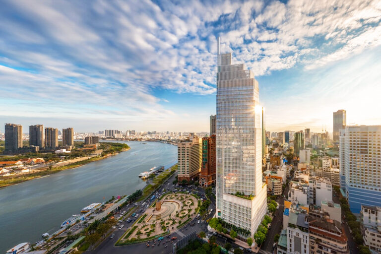 Thuê văn phòng tầng trệt Quận 1: Giá thuê và rào cản pháp lý