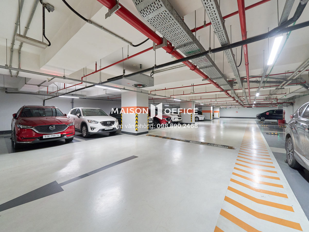 Coworking Space Quận 1 dùng chung bãi xe tòa nhà và thường không kèm slot riêng