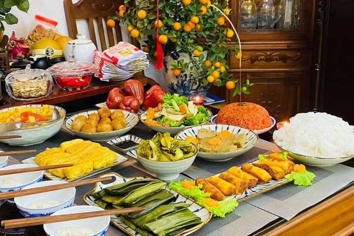 Mâm cỗ chay thanh tịnh với xôi chè và rau củ ngũ sắc