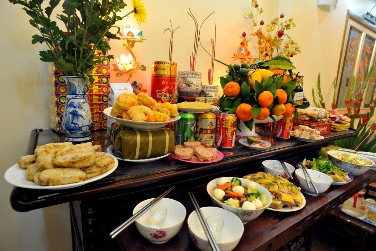 Mâm lễ cúng được trưng bày đầy đủ