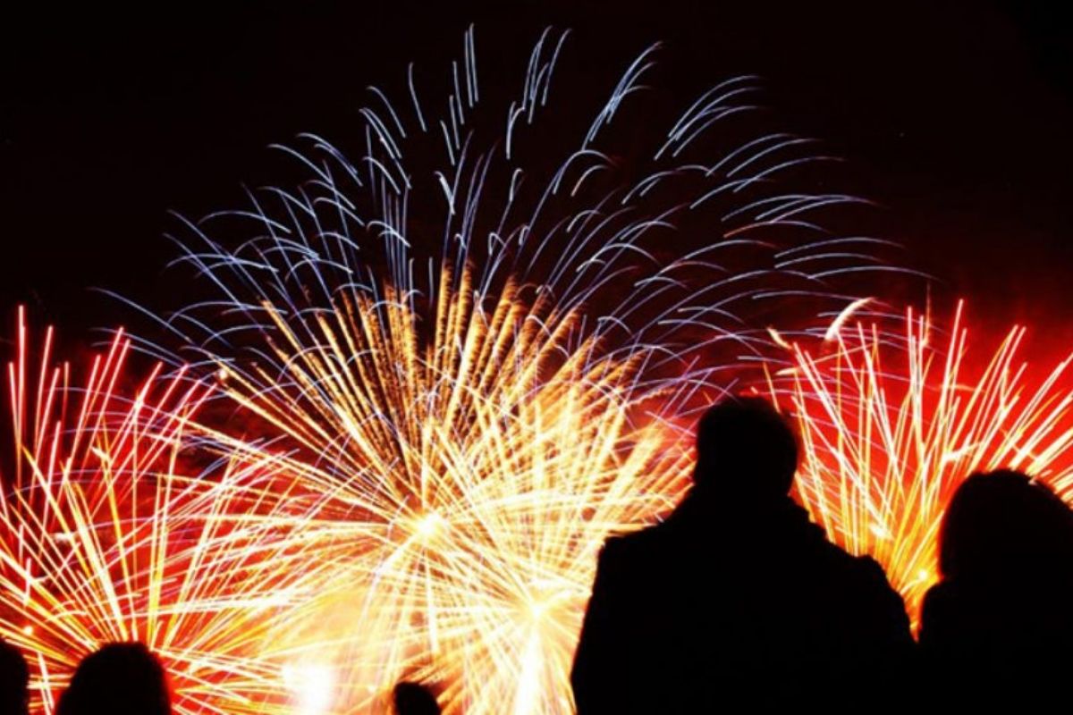 Mọi người háo hức ngắm pháo hoa