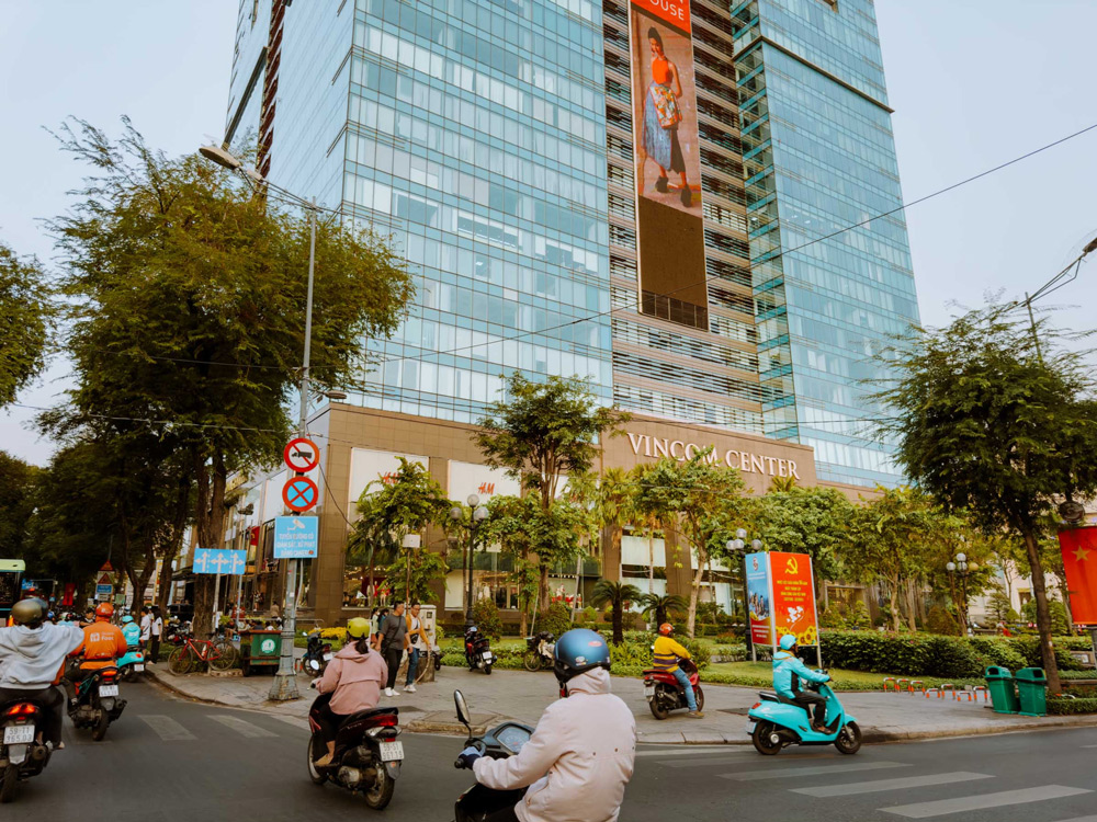 Vincom Đồng Khởi là tổ hợp văn phòng và trung tâm mua sắm quy mô lớn tại Quận 1