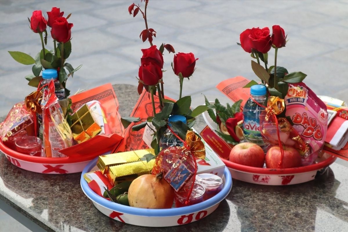 Chuẩn bị lễ chay thanh tịnh với hoa tươi