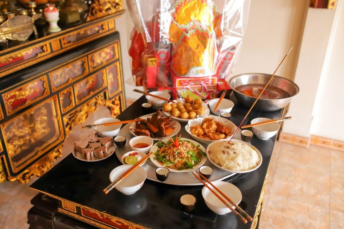 Vị trí đặt mâm cúng ông Công ông Táo trang nghiêm tại bàn thờ