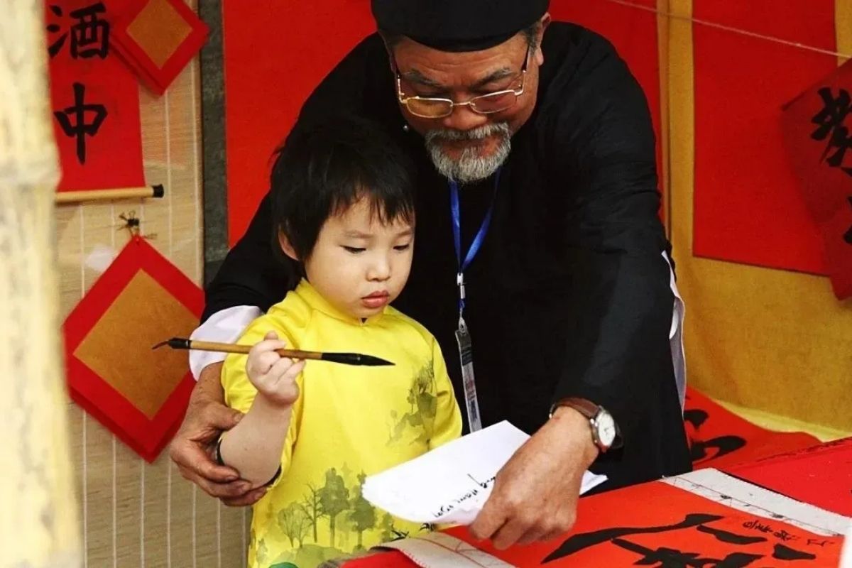 Câu đối đỏ khai bút mang đậm không khí Tết