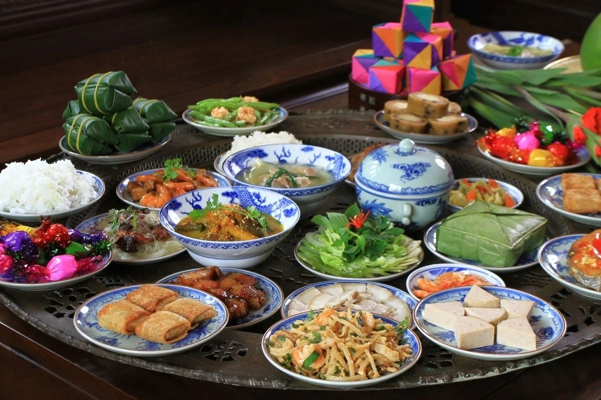 Mâm cúng Tất niên miền Trung với bánh tét