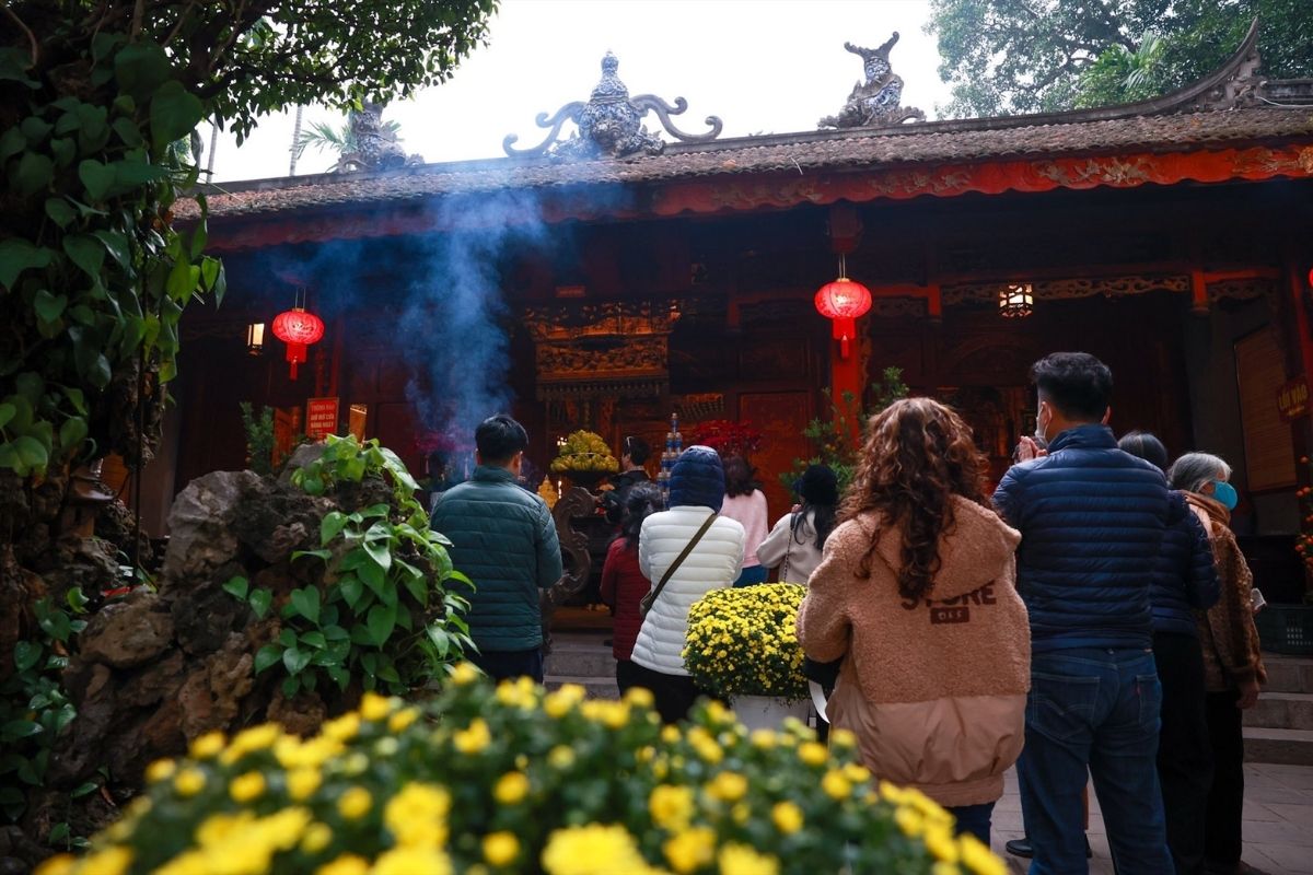 Nghi thức khấn nguyện tại ban Đức Ông