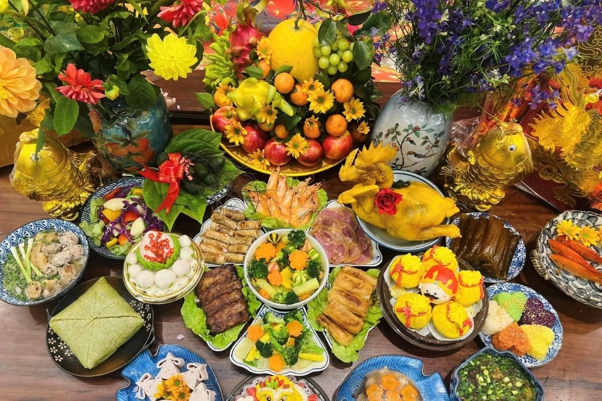 Gà luộc và xôi gấc - hai món ăn truyền thống