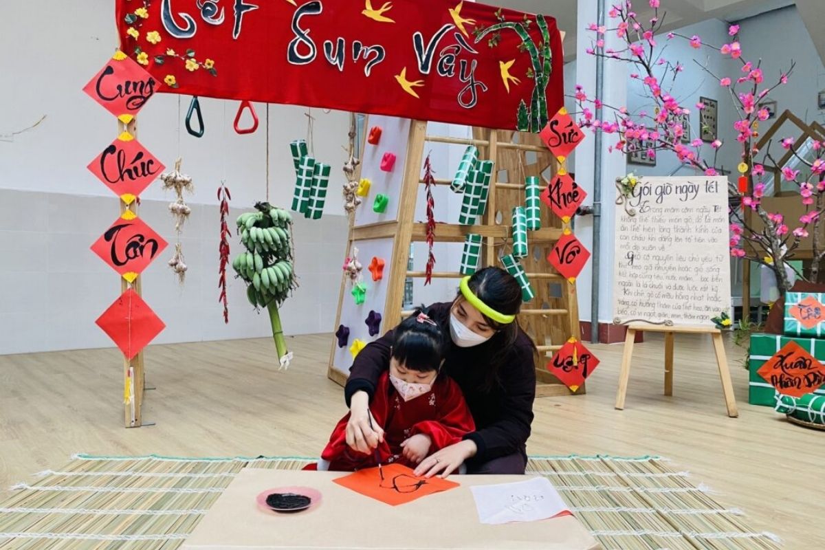 Học sinh khai bút đầu năm cầu thi cử đỗ đạt, thuận lợi