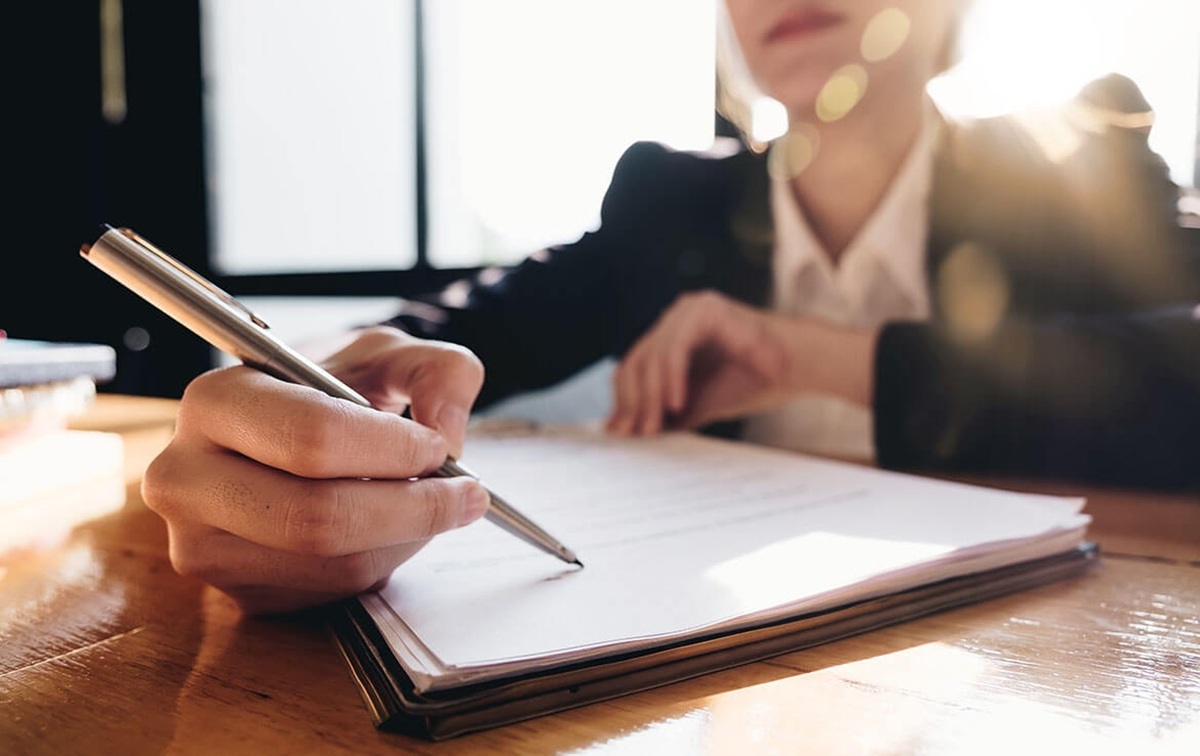 Hợp đồng phải ghi rõ tên, địa chỉ, giấy tờ pháp lý của bên giao khoán và bên nhận khoán