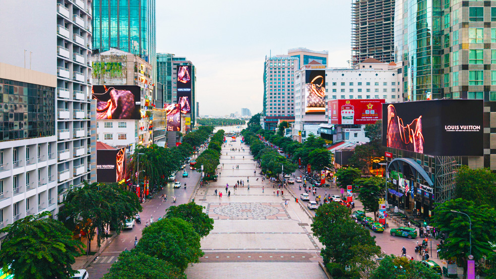 Biển hiệu mặt tiền thường xuất hiện ở facade, khối đế, mặt ngoài tòa nhà